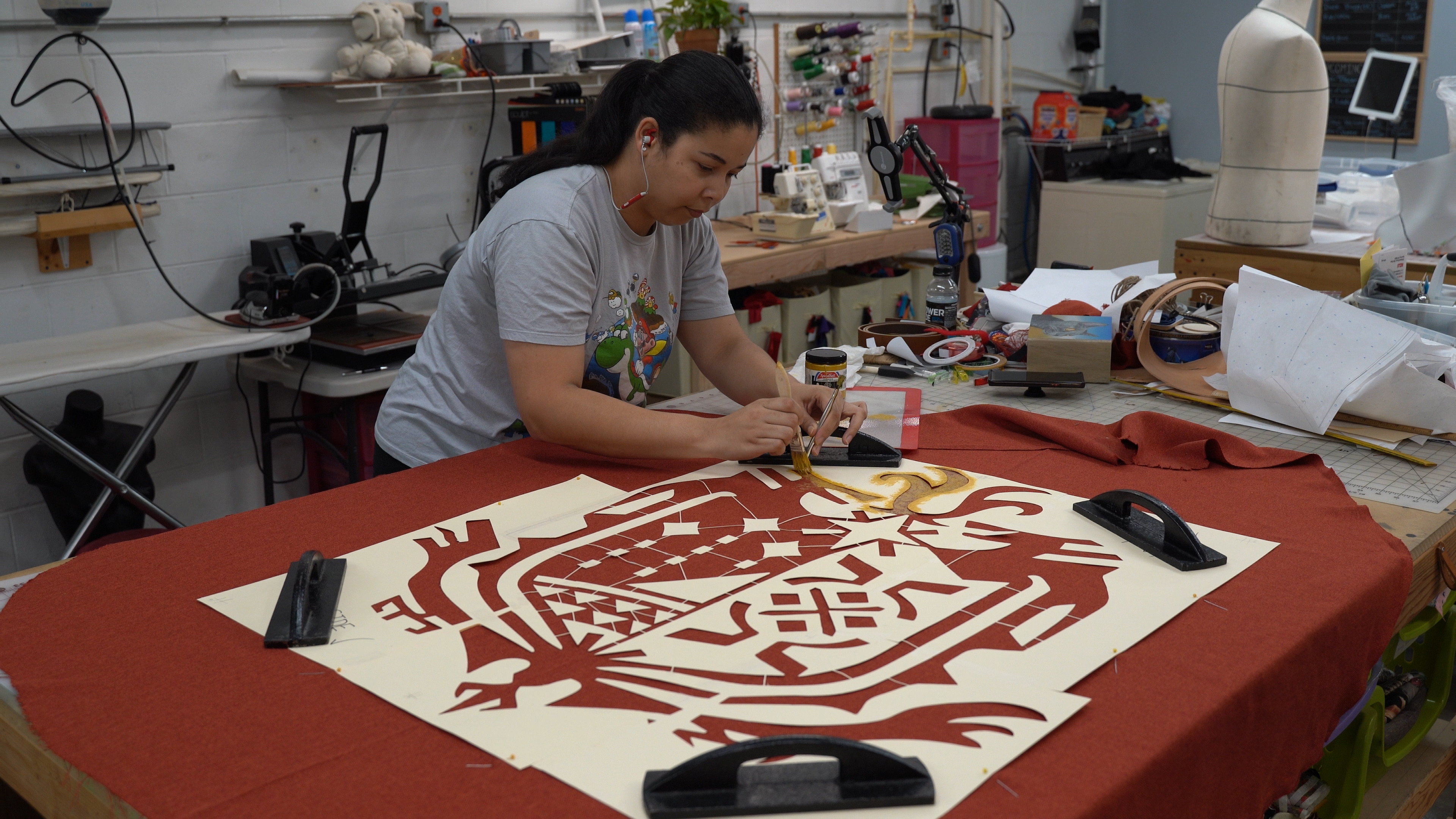 Illustration for article titled It Took 12 People To Make This Giant Monster Hunter Cosplay